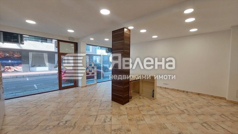 Просторен магазин с отлично местоположение