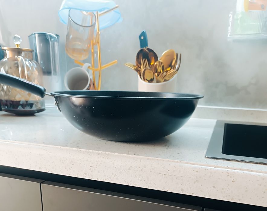 Продаётся сковородка.размер 30 см ..