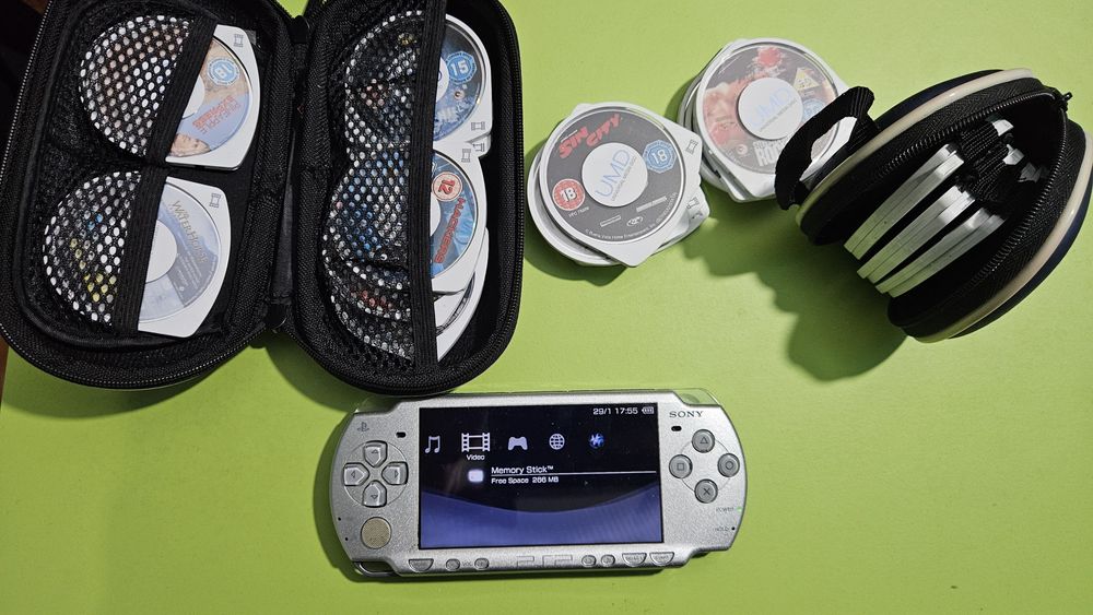 PSP portabil 2004 +  24 de UMD originale