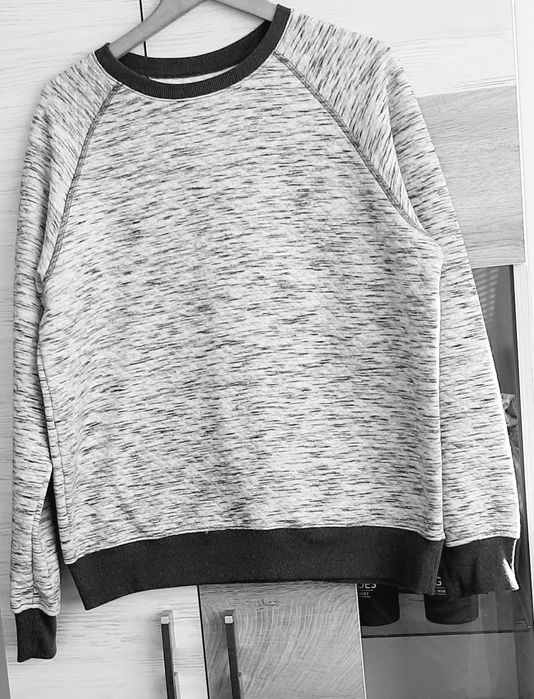 Мек пуловер и нова плътна тениска с якичка  и две гривни  със зодия