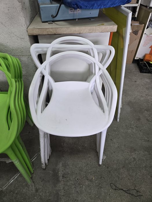 Столове за заведение чисто нови