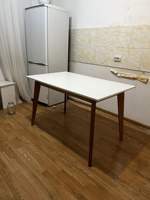 Стол рабочий и стулья