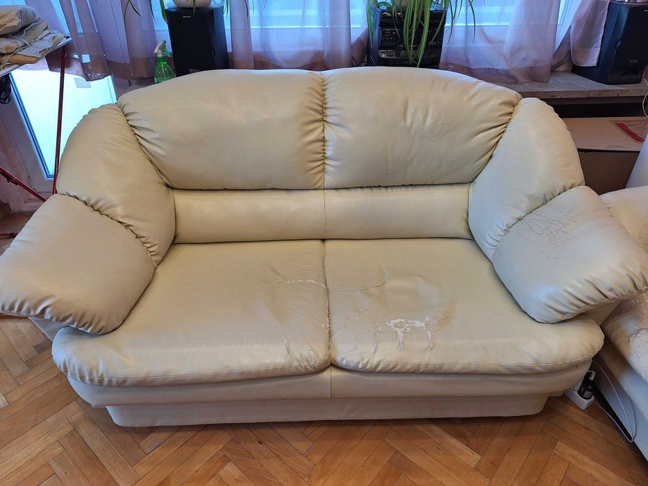 Два кожени разтегателни дивана.