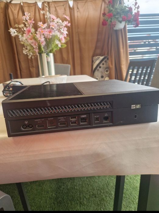 Vand Xbox one nu are controller și alimentator
