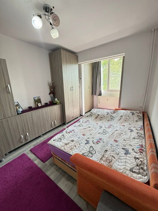 Apartament cu 3 camere , zona Rogerius
