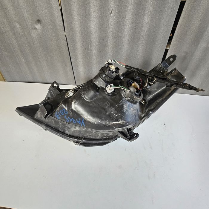 Преден десен фар за Toyota  Yaris 3