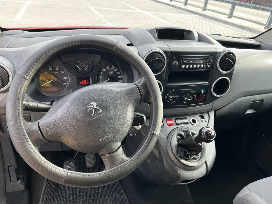 Peugeot Partner 1.6 diesel,an 2014,cel mai bun preț,merită văzută.