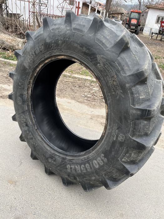 Гума за трактор отлично състояние. 380 85 28
