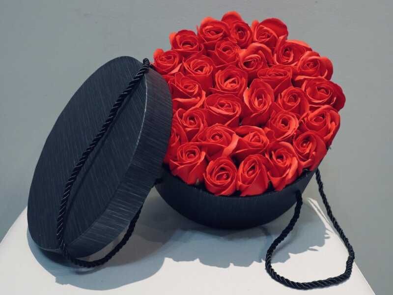 Кутия с ароматни сапунени рози,чаши с фигури от глина и др...