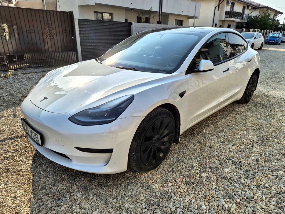 Vând Tesla model 3
