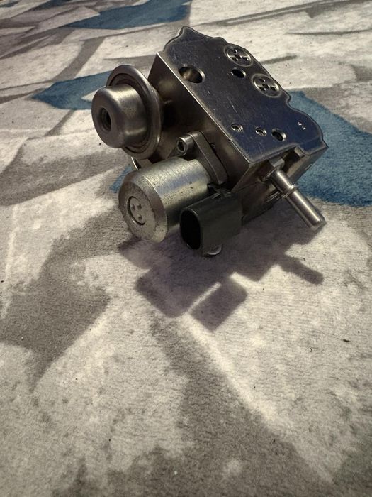 Продавам чисто нова помпа за високо налягане за Peugeot