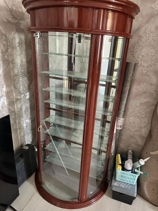 Стеклянные шкаф для сувениры