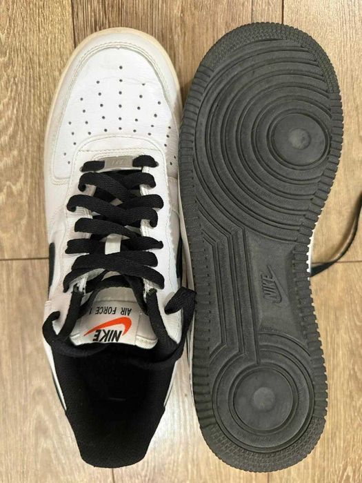 Продам кроссовки Nike Белые Originals..