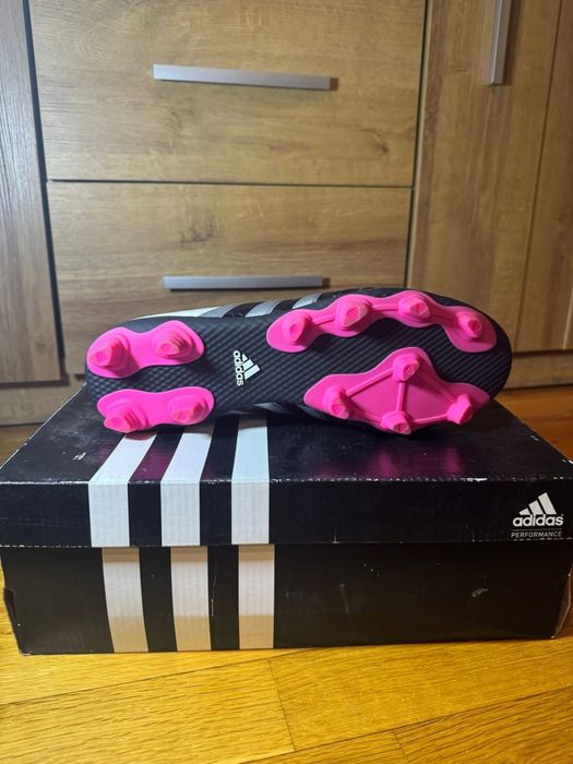 Бутонки адидас нови