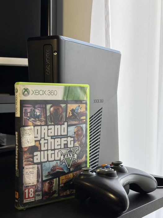 Xbox 360 Slim | 250 GB | 1 Controller + GTA V