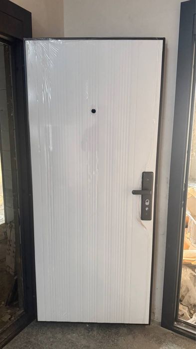 Продаётся железная входная дверь!!!