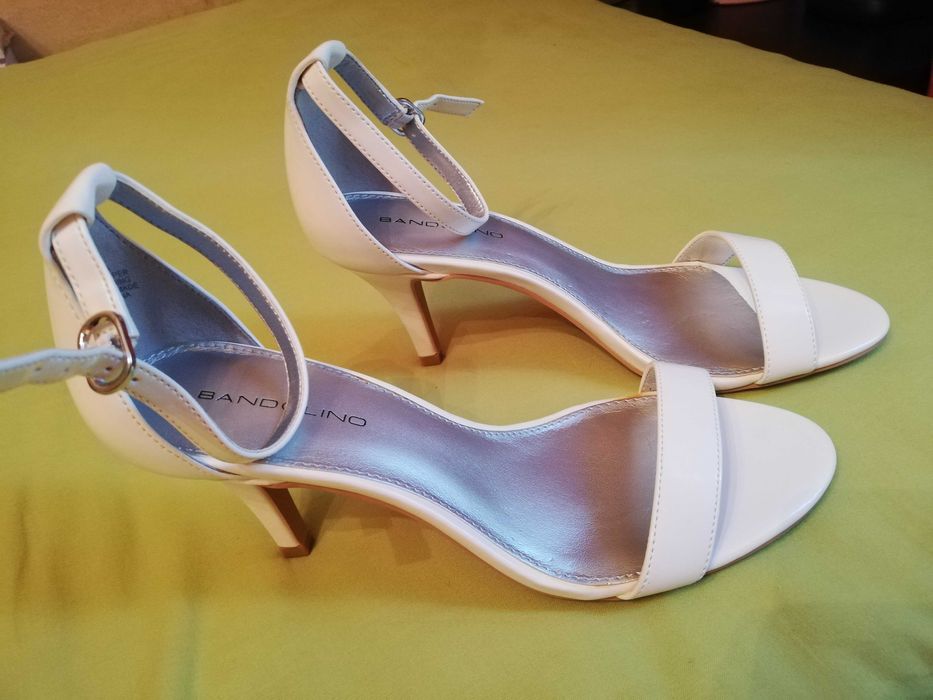 Sandale albe, noi, marca Bandolino, lacuite, masura 37 sau 6 1/2