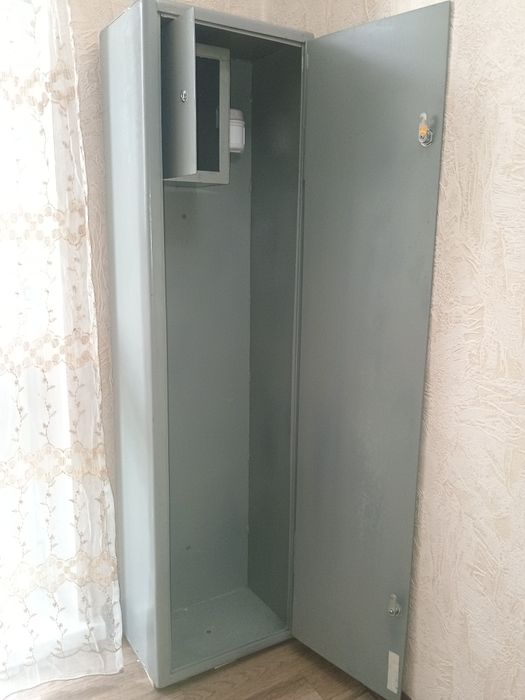 Сейф металлический с тумбой.