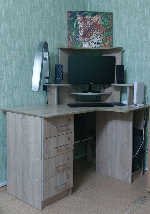 Продам стол компьютерный