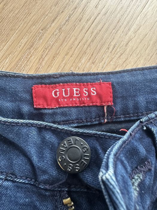 Vand pantaloni scurti Guess, marimea M