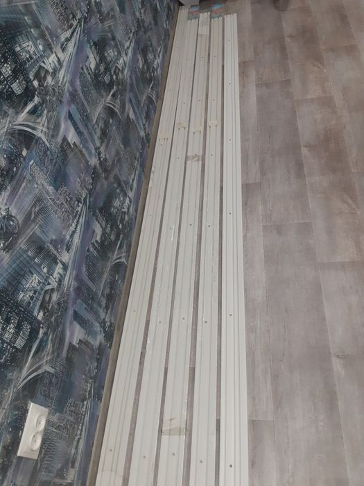 Карниз потолочный пластик