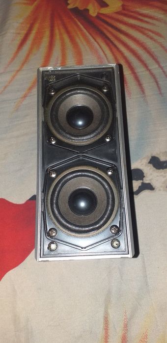 Vând 4 sateliți și o boxa centrala, marca Yamaha, model NX- C130,