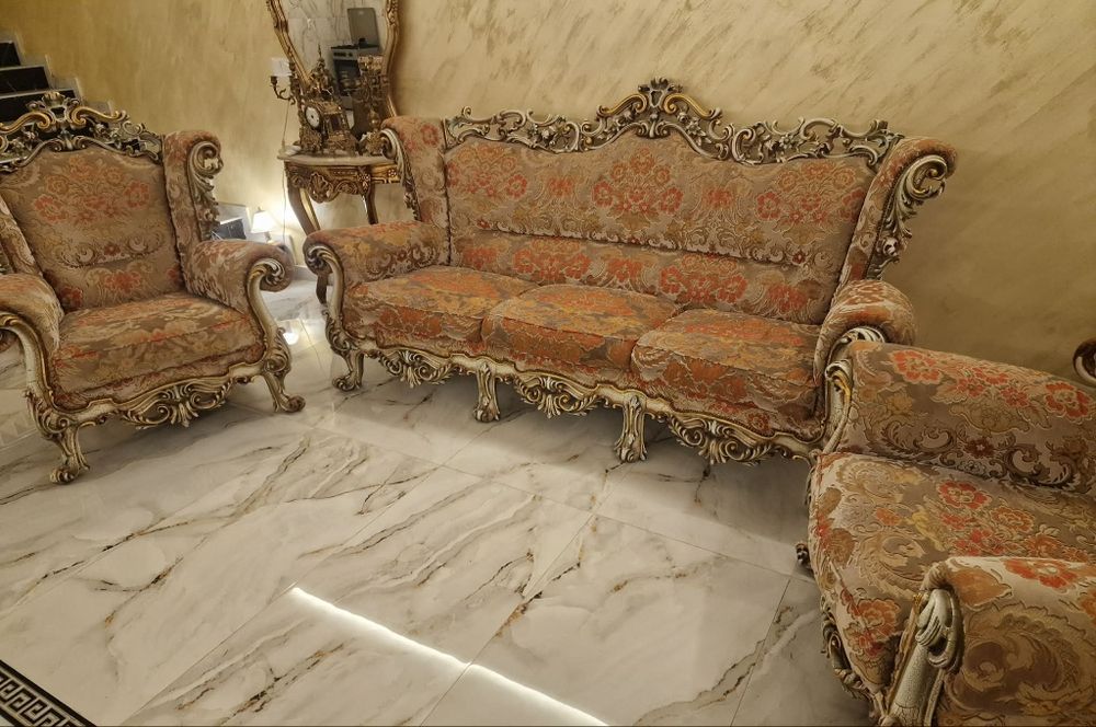 Două fotoli si canapea...