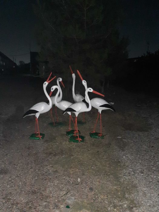 Скульптуры аистов