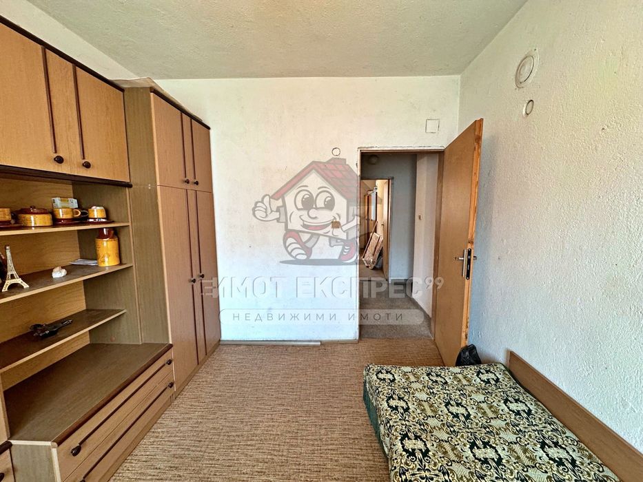 Етаж от къща, мансарден апартамент и гараж, Централна градска част