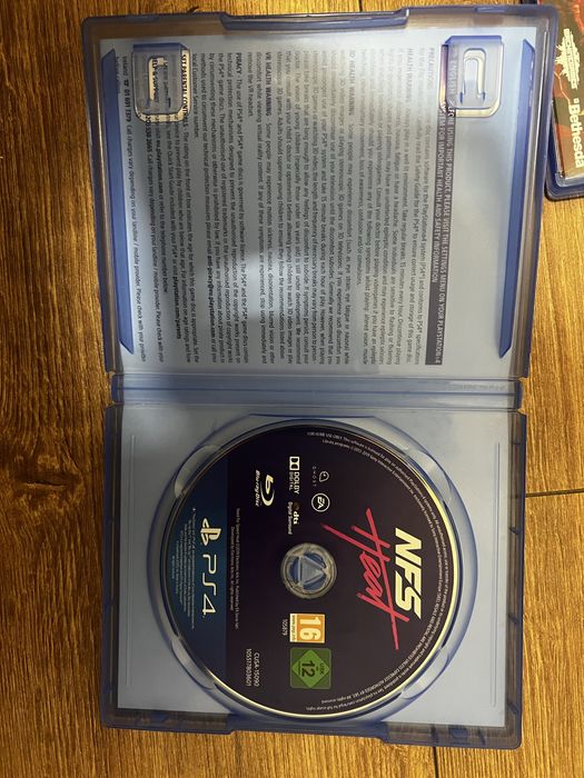 Consolă PlayStation 4 Fat 1TB + 2 Controllere DualShock 4 + 3 Jocuri (NFS Heat, Wolfenstein, DOA5)