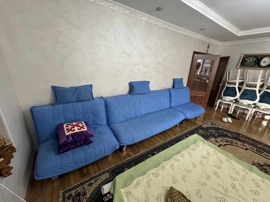 Продается 4-х местный диван с двумя креслами