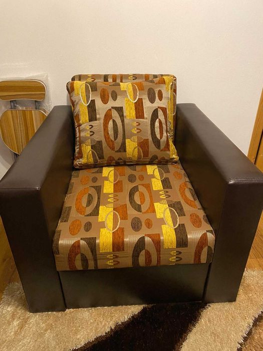 Фотьойл с кожени подлакътници.