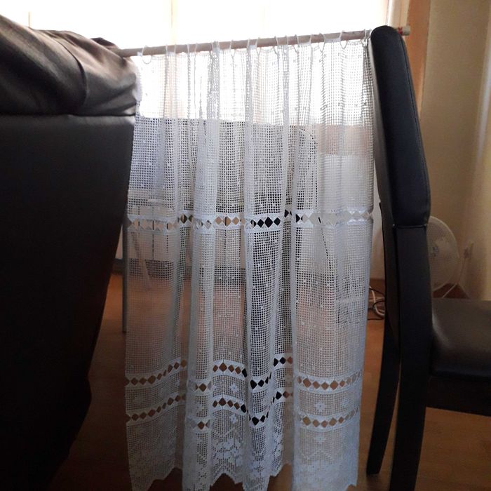 Две пердета за малък прозорец