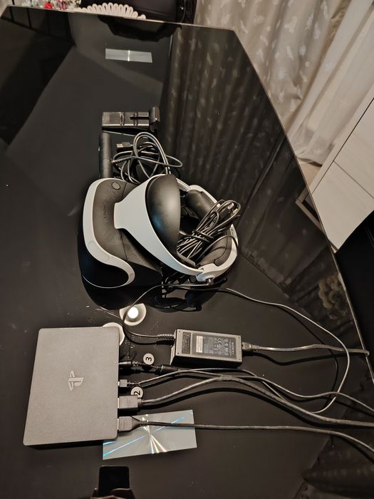 Ps4 vr 1 ochelari, camera, statia si cablurile necesare functiunii.