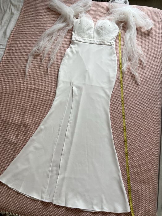Rochie lunga, alba, cu crapatura pe picior