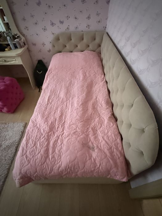Продаю кровать полуторку с матрасом
