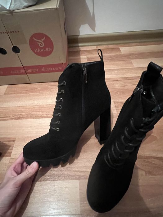 Продам женские ботиночки.