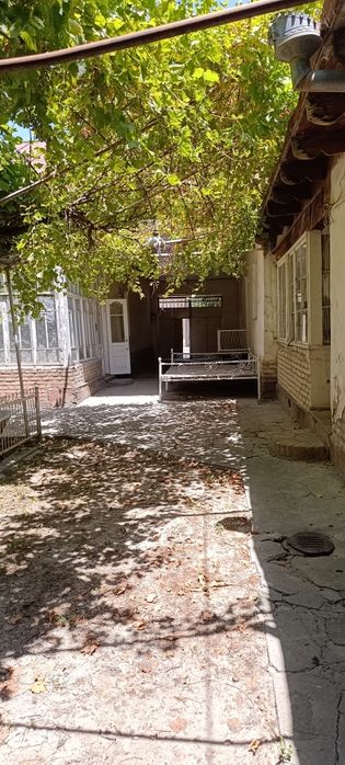 11-соток Узбекистанская срочно продаётся дом.