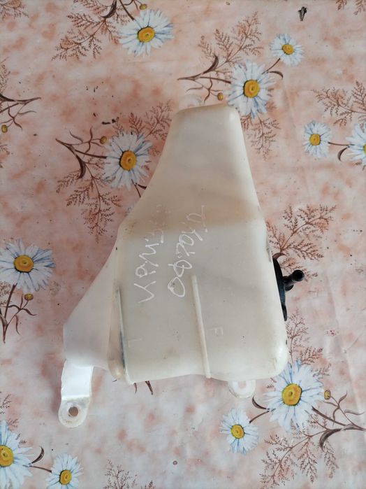 Продава се казанче за антефриз за Toyota land Kruzer от 2003 до 2008г.