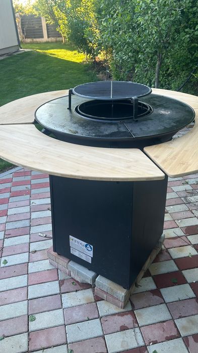 Grătar / Fire Pit premium cu masă din lemn – ideal terasă & grădină