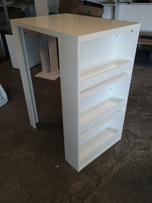 Бар маса с рафтове