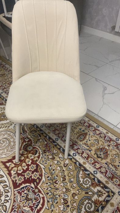 Продам стулья молочный цвет