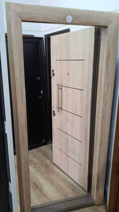 Usa metalica de apartament Arta Door reducere 35% 2 buc pe dreapta.