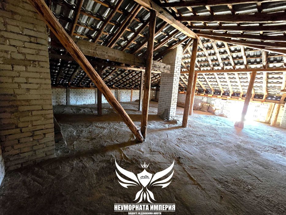 Продавам двуетажна къща 206РЗП и двор 525кв.м. с гараж в с.Тополово