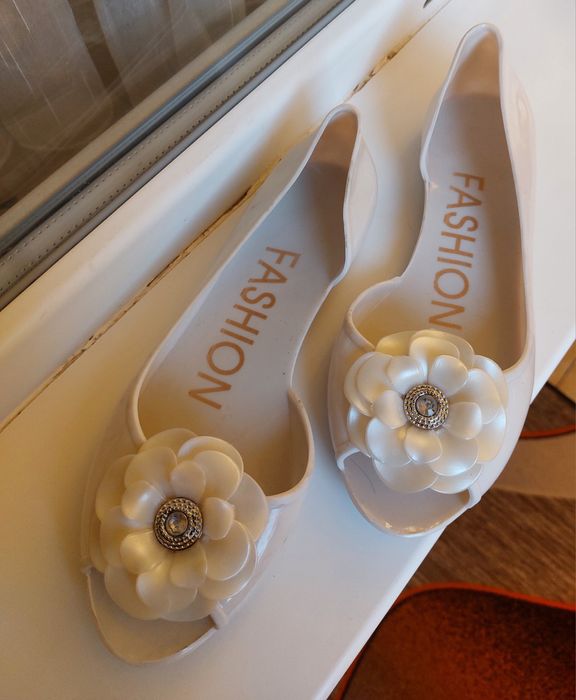 Бели сандали номер 39