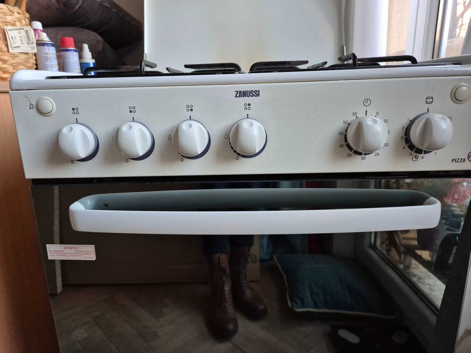 Aragaz Zanussi cu rotisor