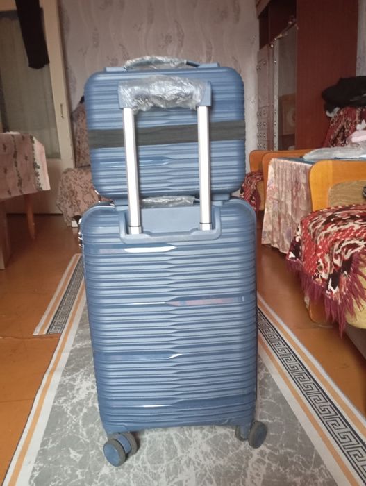 Продам чемоданы 16000