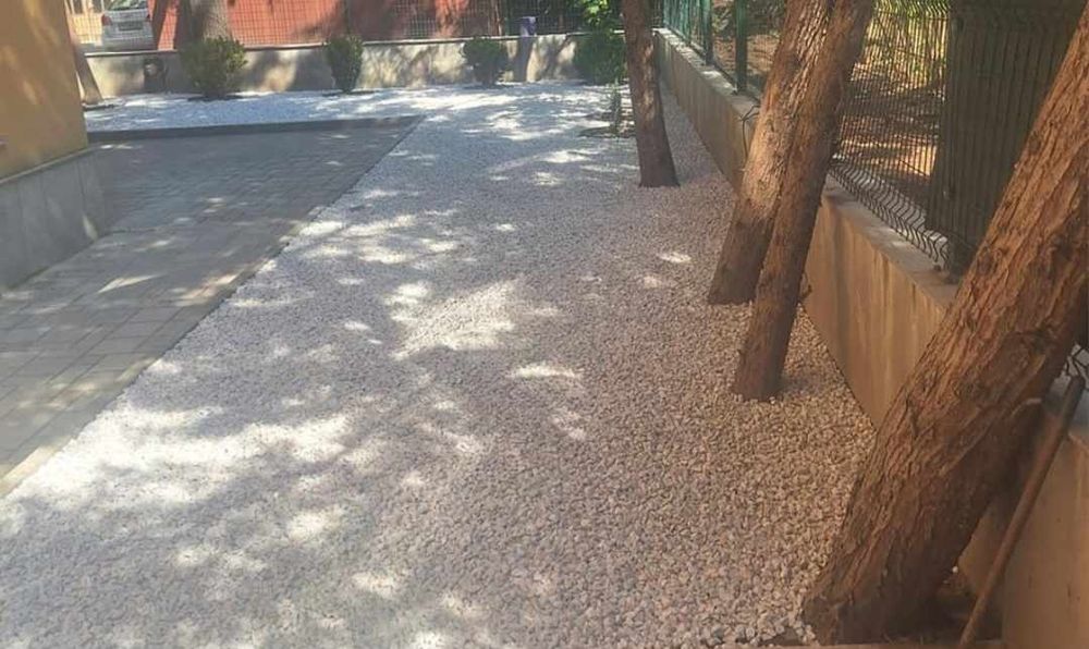 Доставки Снежно бял чакъл за украси и декораци на градинки дворни площ