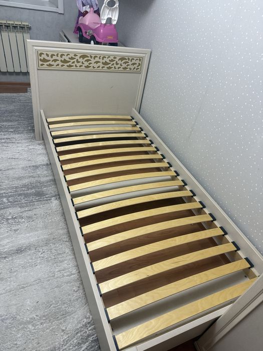 Продам кровать 90*200 без матраса