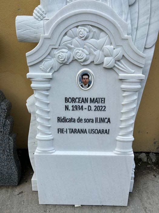 Monumente preț producători